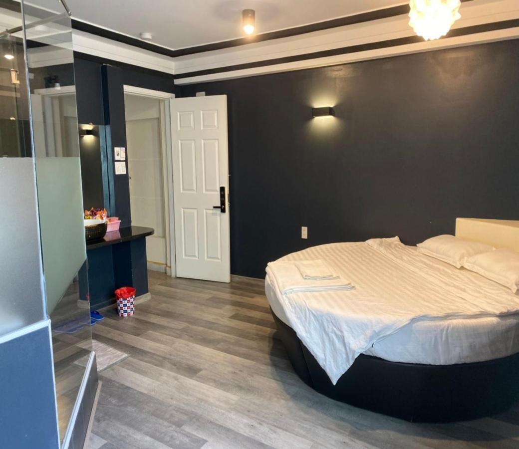 Khách sạn Oyo 705 Lucy House 2*
