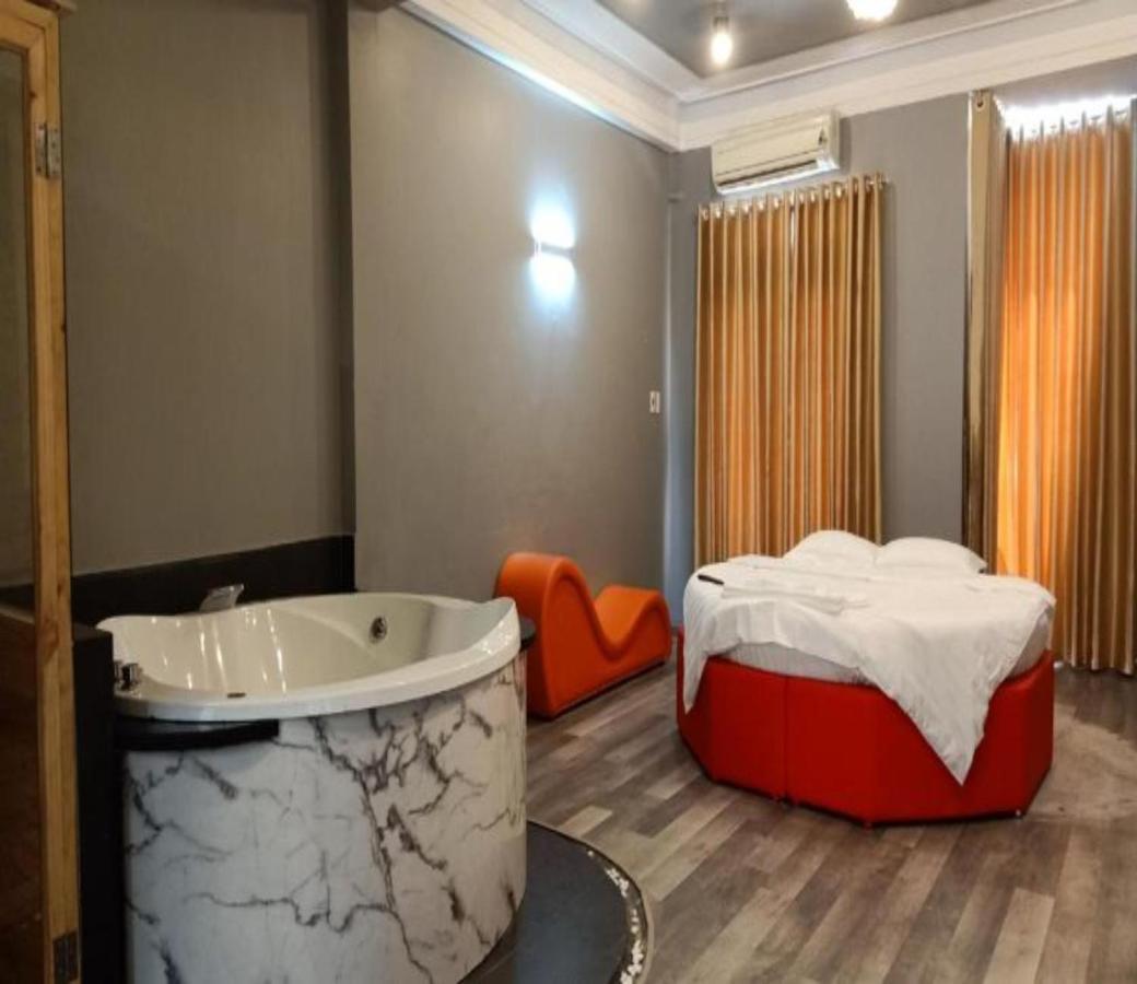 Oyo 705 Lucy House Khách sạn 2*
